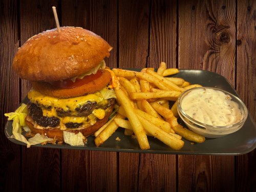 Cheddar Beast Burger hasábburgonyával, szarvasgombás majonézzel